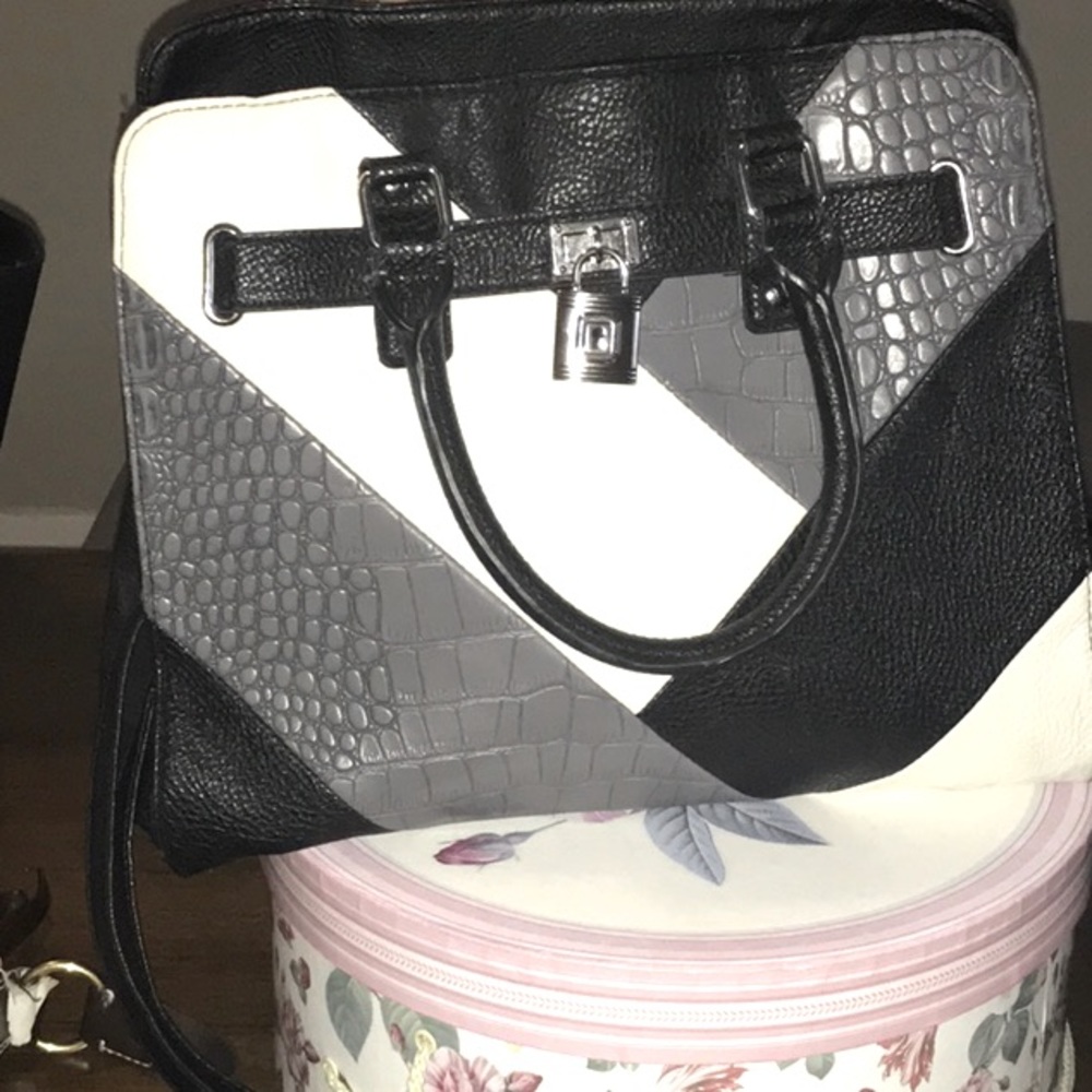 No name brand but a beautiful purse